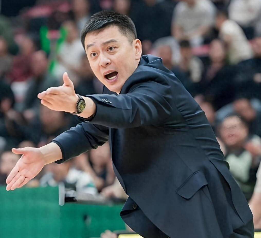 关于杨鸣挂帅广东队晋级总决赛，易建联缔造传奇的信息