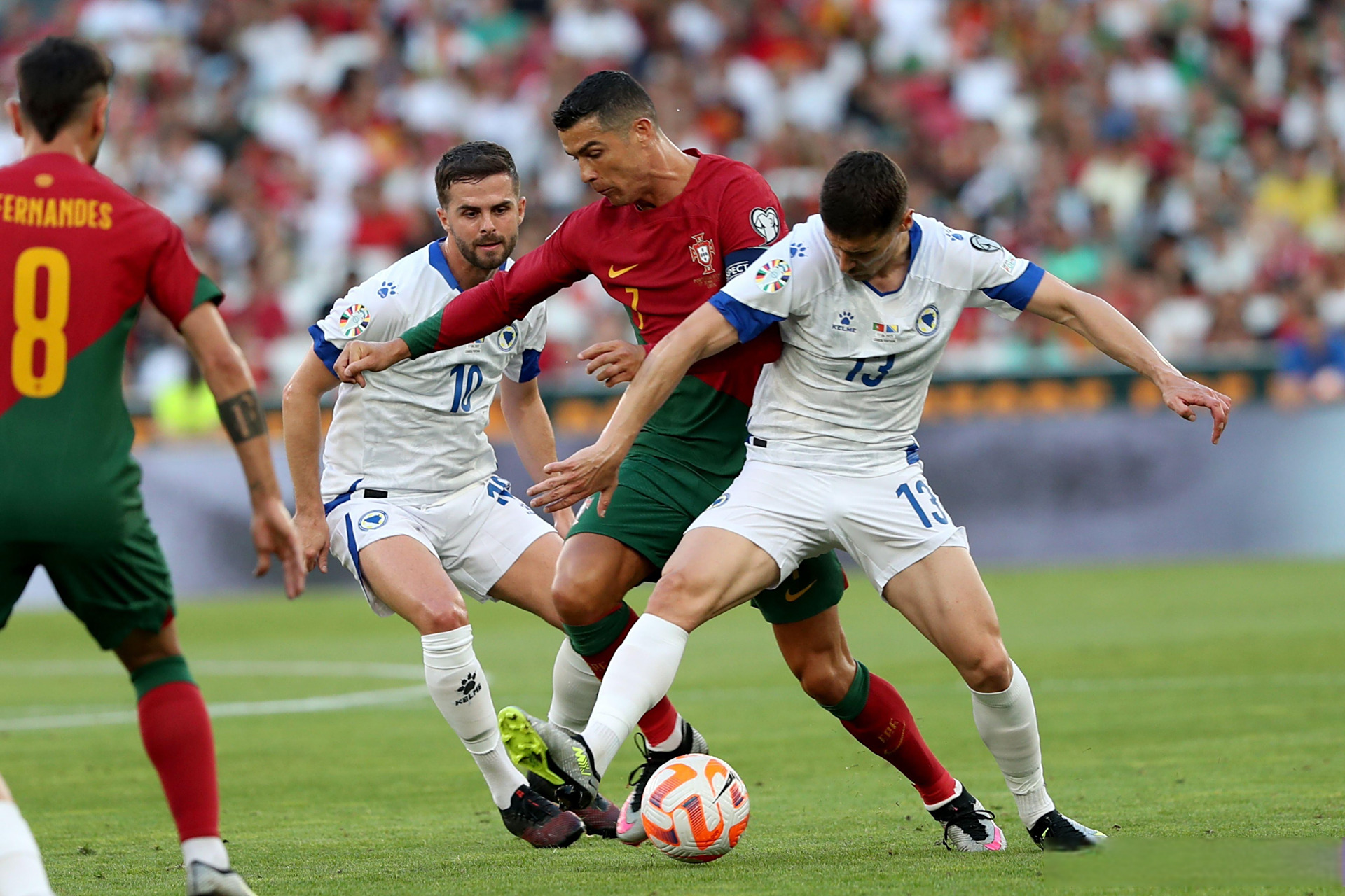 关于葡萄牙队篮球比赛中取得连胜，傲视群雄的信息