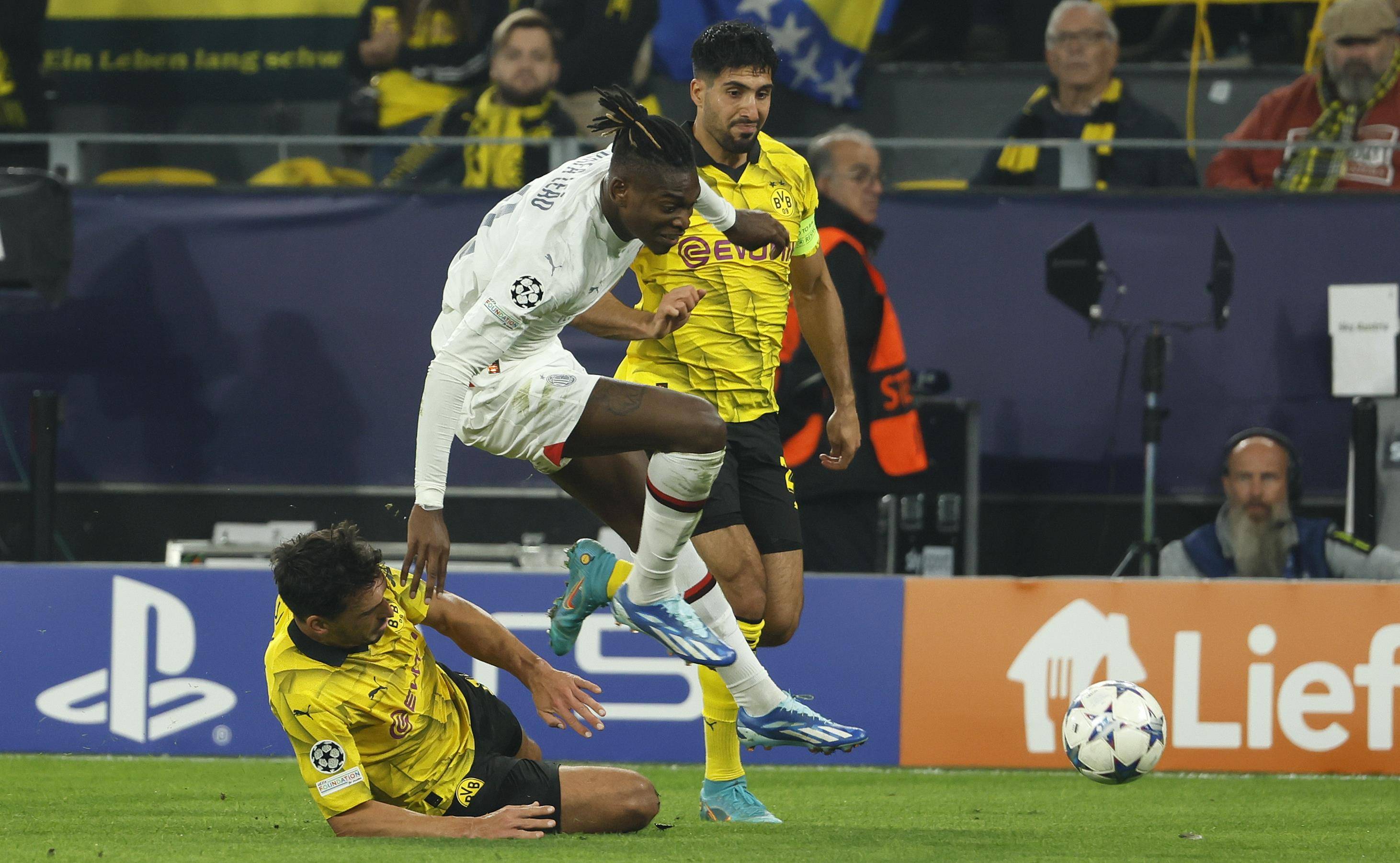 爱游戏在线-欧国联赛场上精彩绝伦，球员们拼尽全力的简单介绍