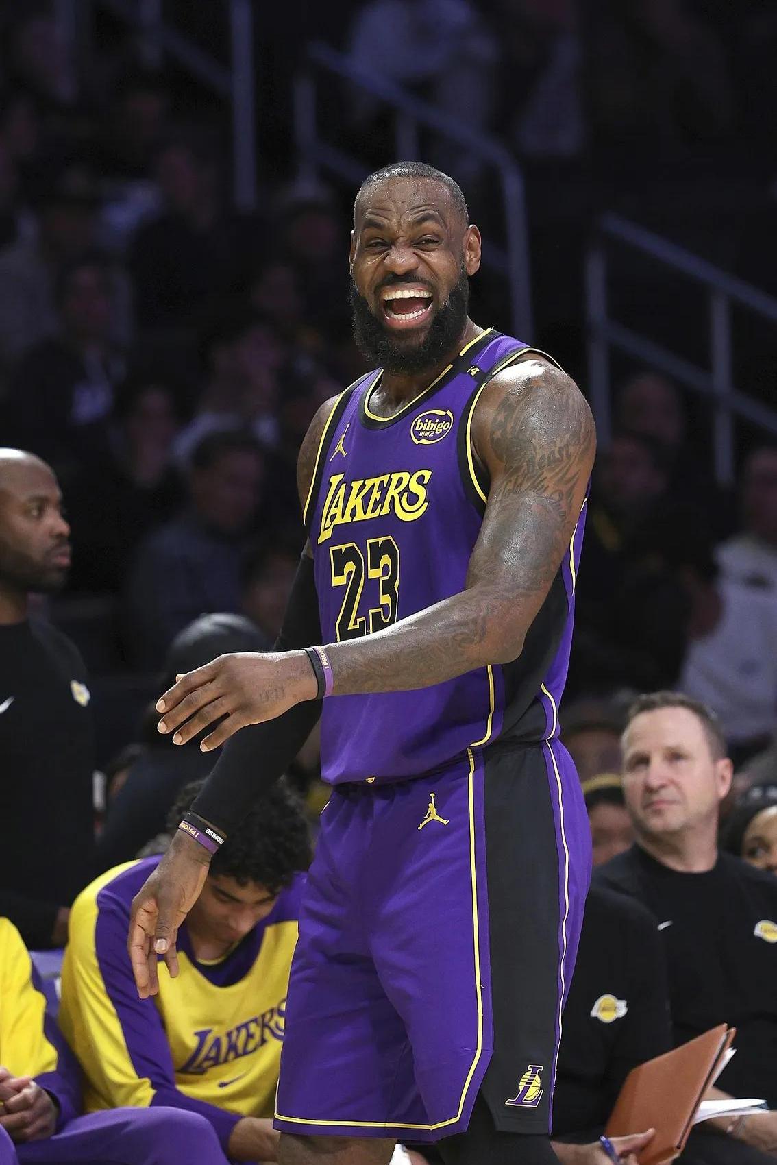 湖人逆转热火，詹姆斯全队表现奋勇拼搏的简单介绍