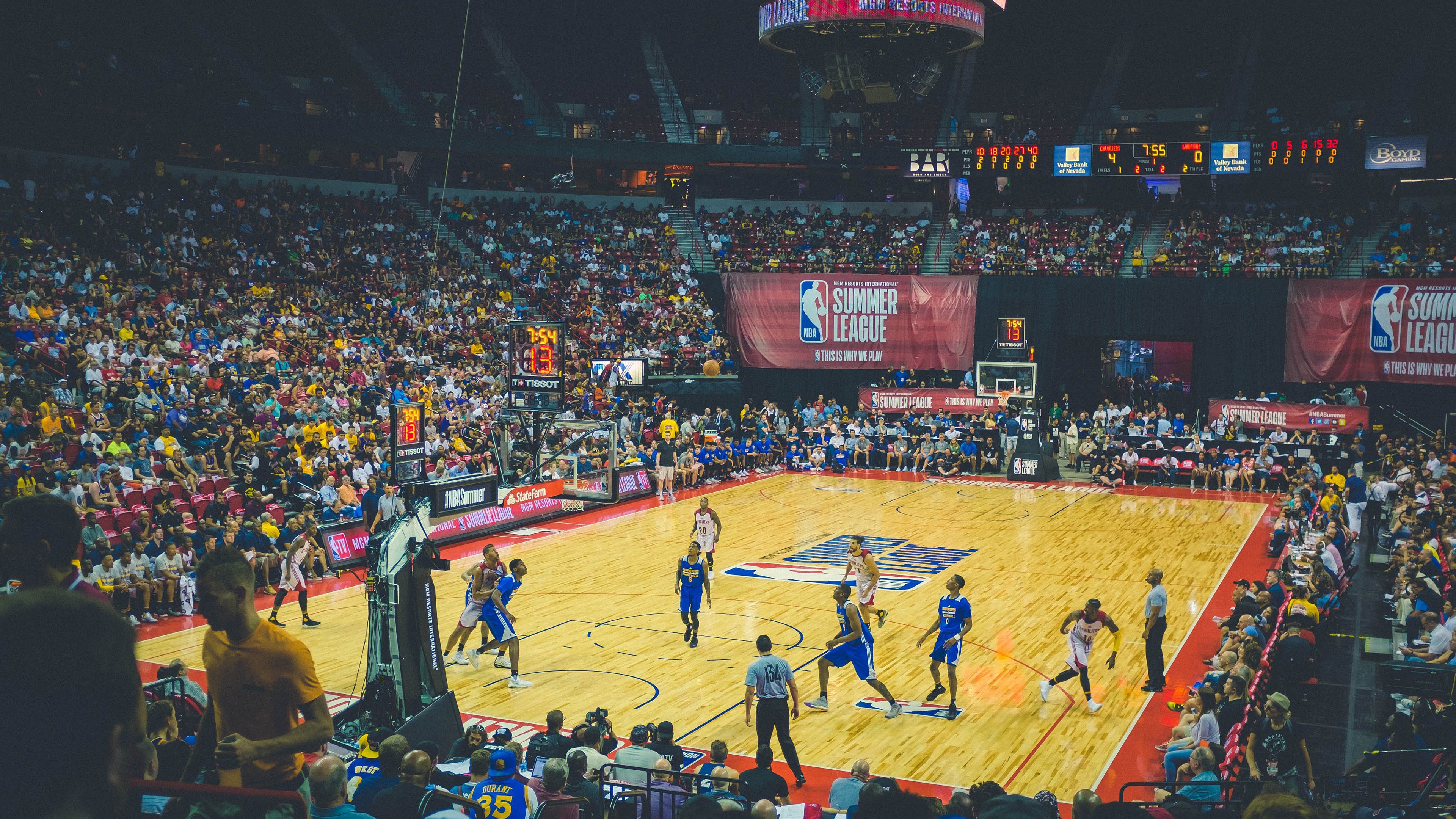 猛龙提前终结悬念火箭，德罗赞在F1新赛季揭幕战接管比赛