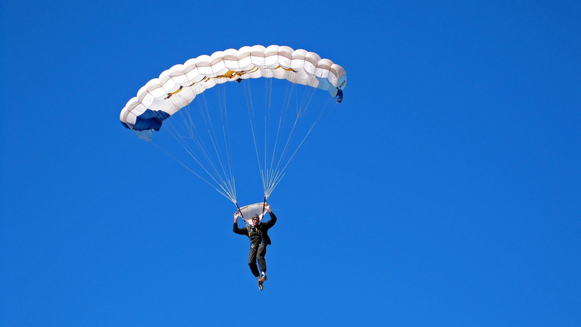 当霍勒迪的火焰点燃东方明珠，尼克斯与上海队背后的篮球文明对话